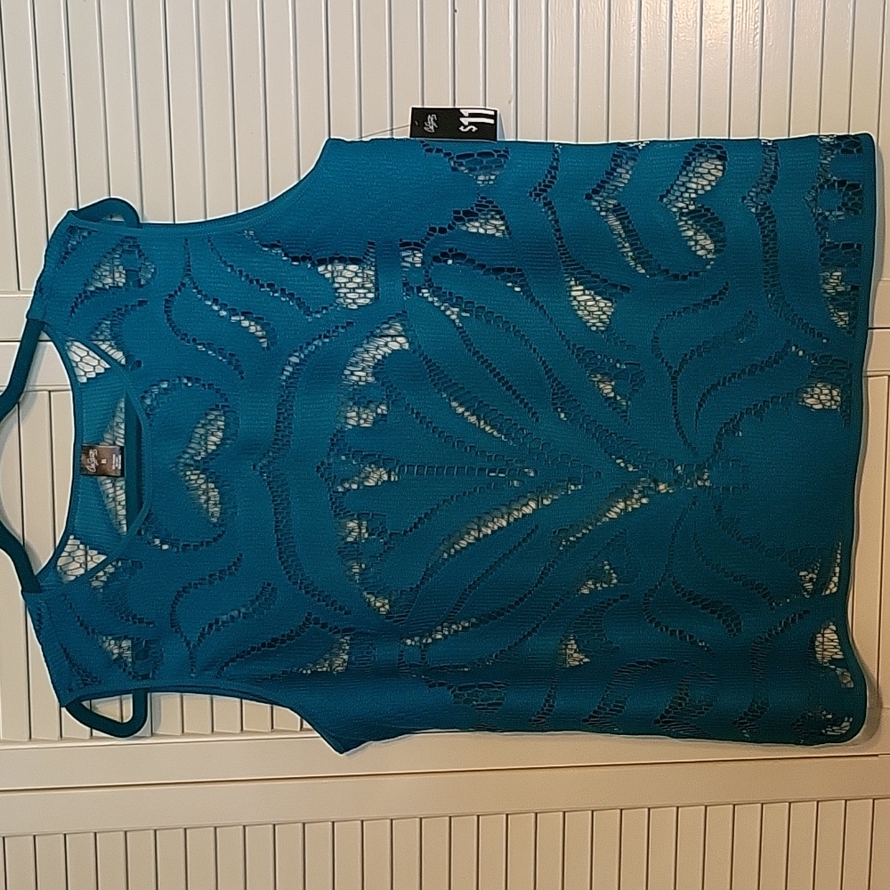 Sleeveless lace shirt